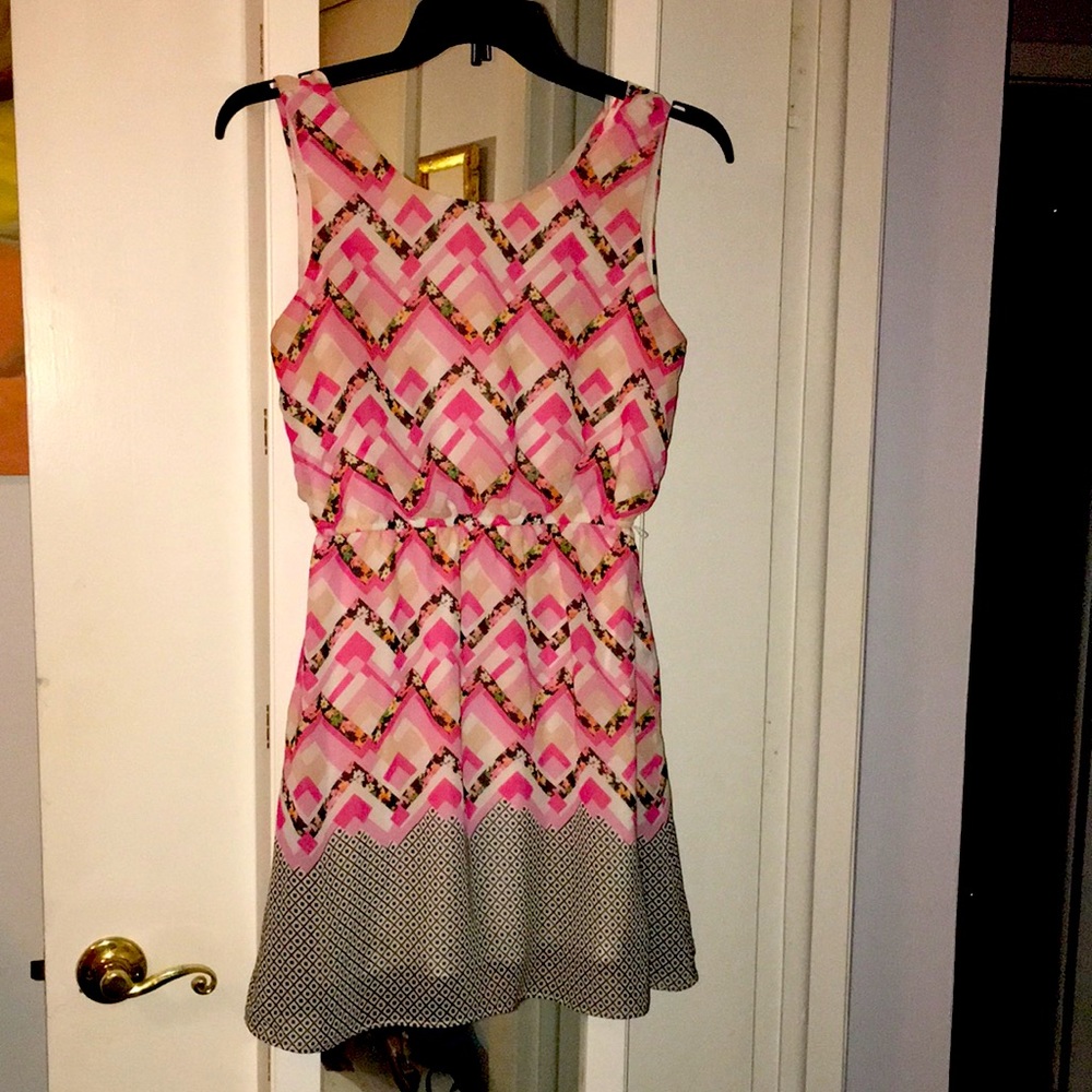 Sleeveless short dress pink geometric flower print